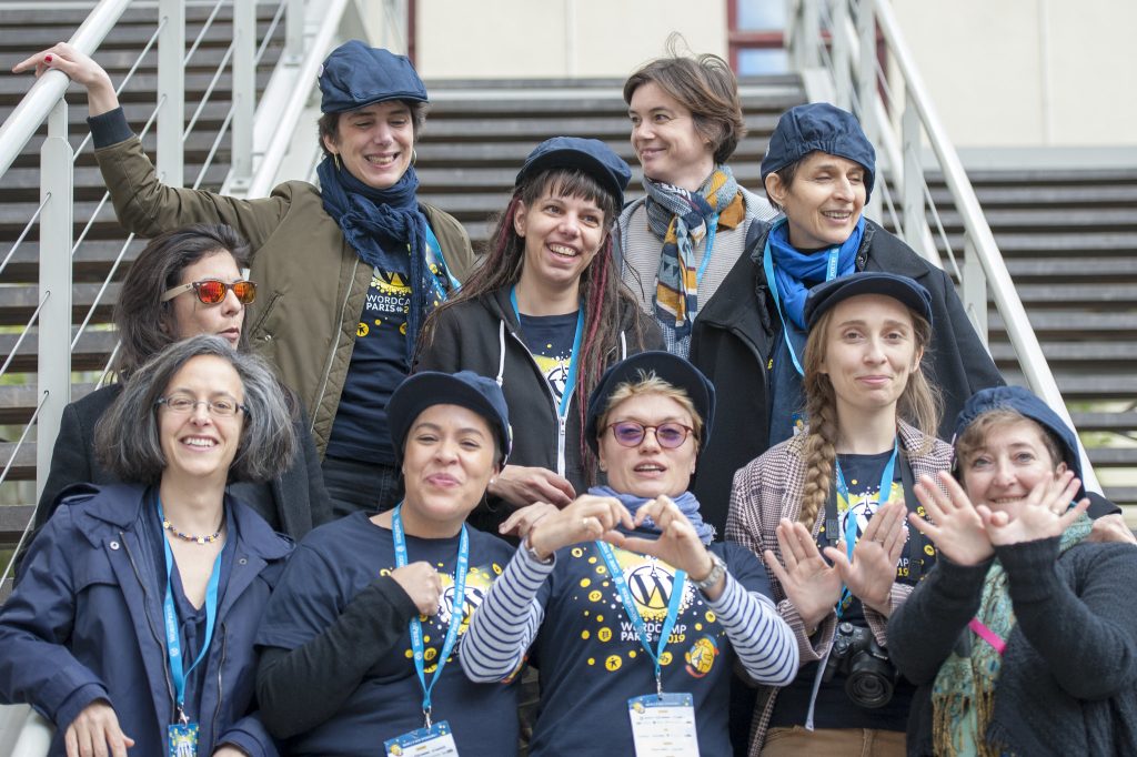 Photo de groupe des volontaires d'un WordCamp Paris